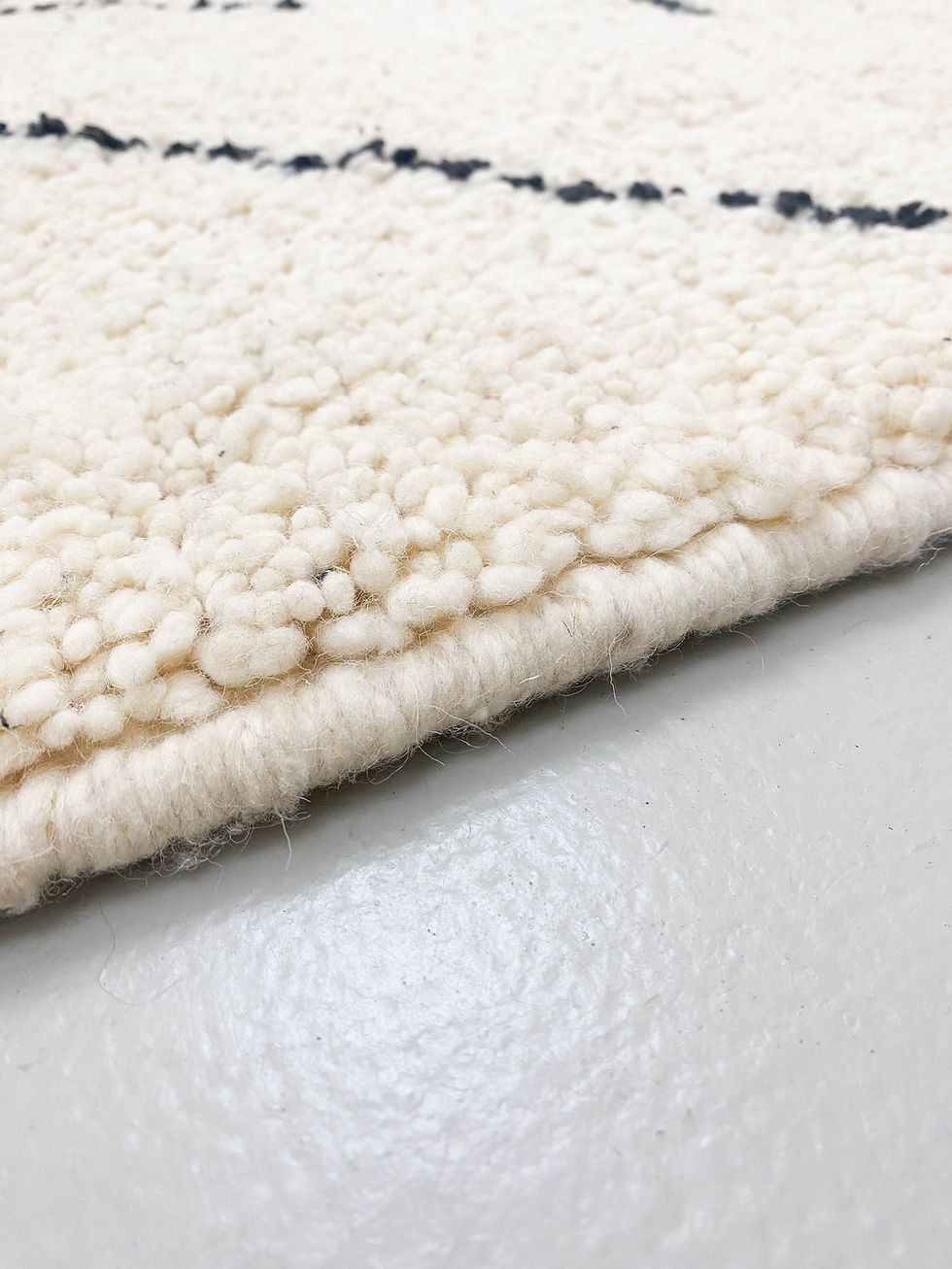 Miniature : Tapis berbère Beni Ouarain écru à motifs graphiques noirs 2,87x2,16m