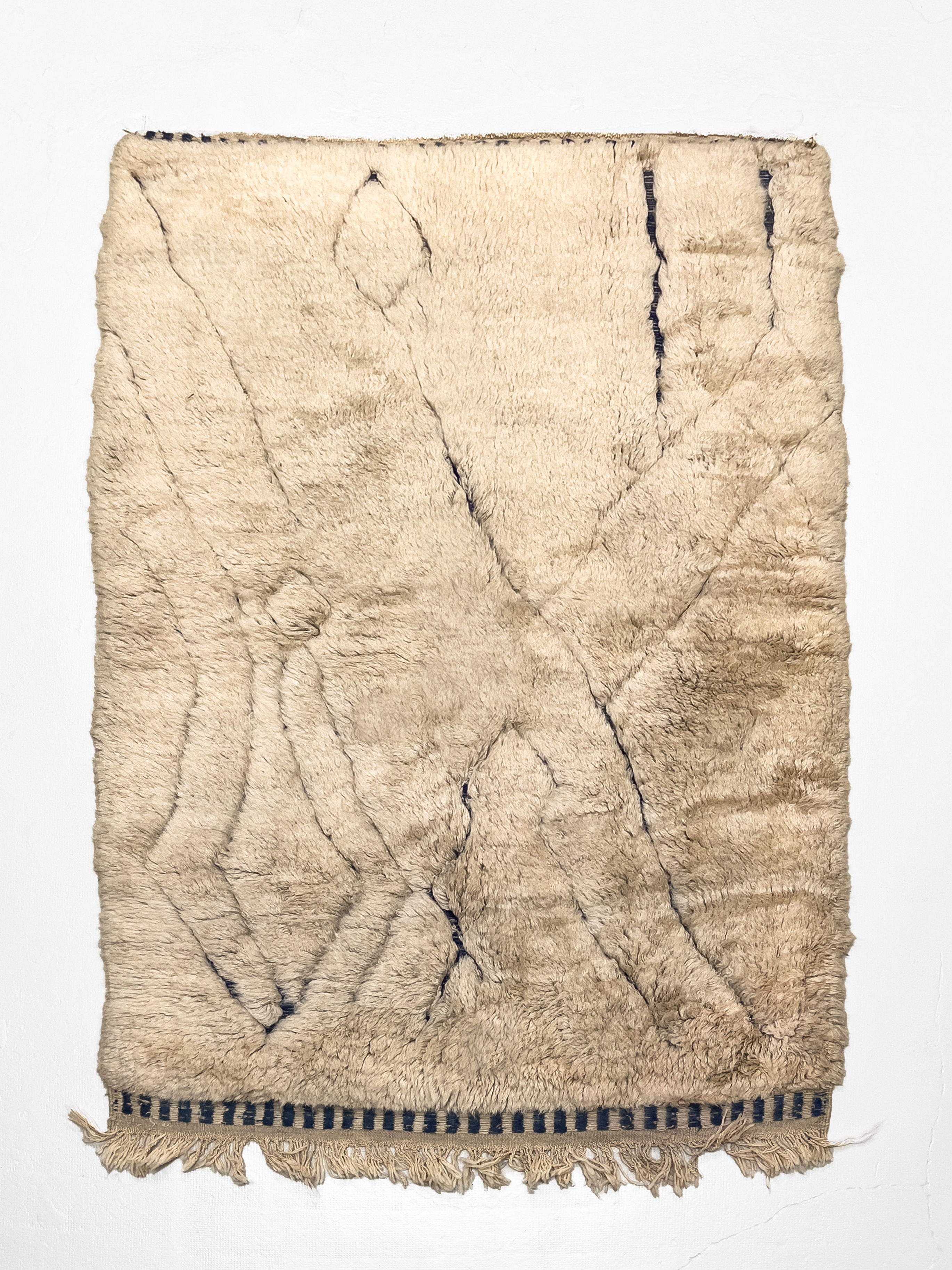 Tapis berbère Beni Ouarain taupe à motifs bleu majorelle gravés 2,40x1,51m