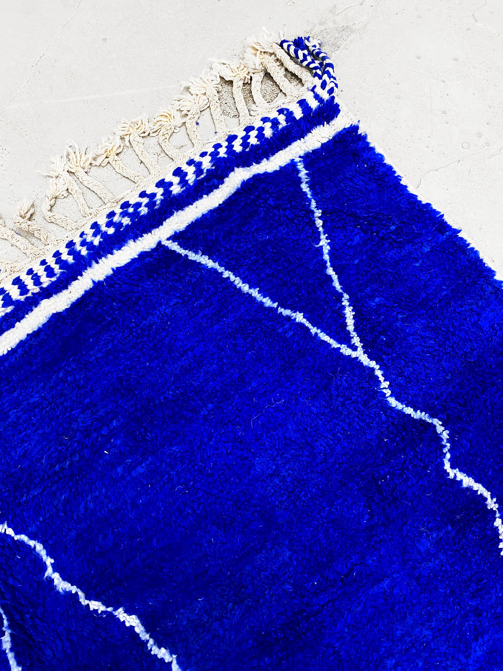 Miniatur: Majorelle-blauer Beni-Ouarain-Teppich mit freiformigen weißen Mustern