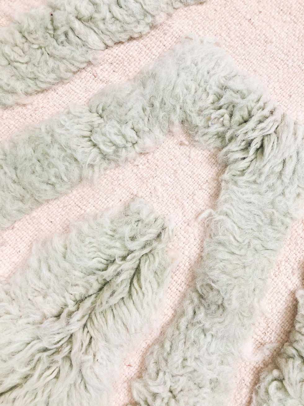 Miniatura: Alfombra bereber Beni Ouarain verde pastel con motivos grabados, 2,49 x 1,60 m
