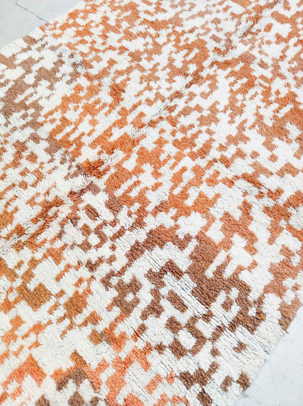 Miniatur: Ecrufarbener Beni Ouarain Berberteppich mit kleinen orangefarbenen Mustern, 2,90 x 2 m