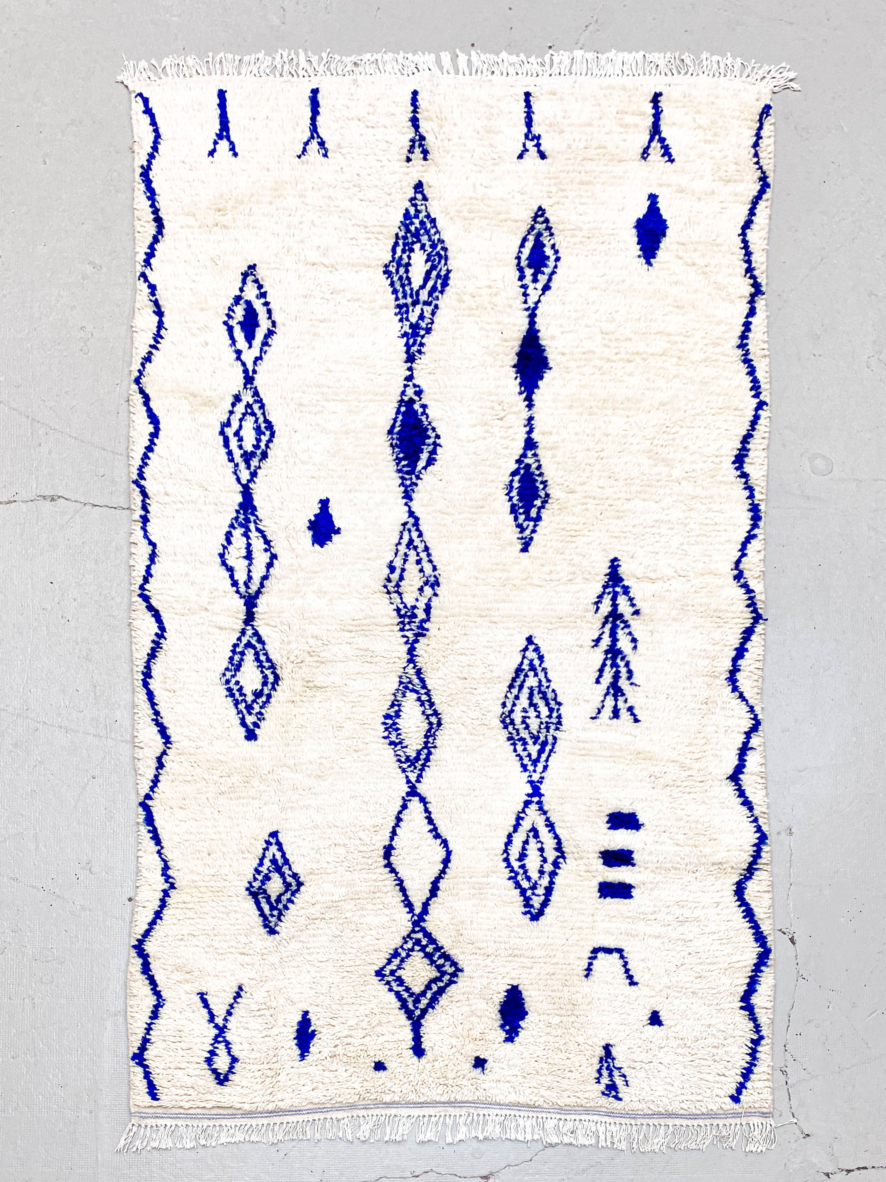 Tapis berbère Azilal écru à motifs bleu majorelle 2,49x1,48m