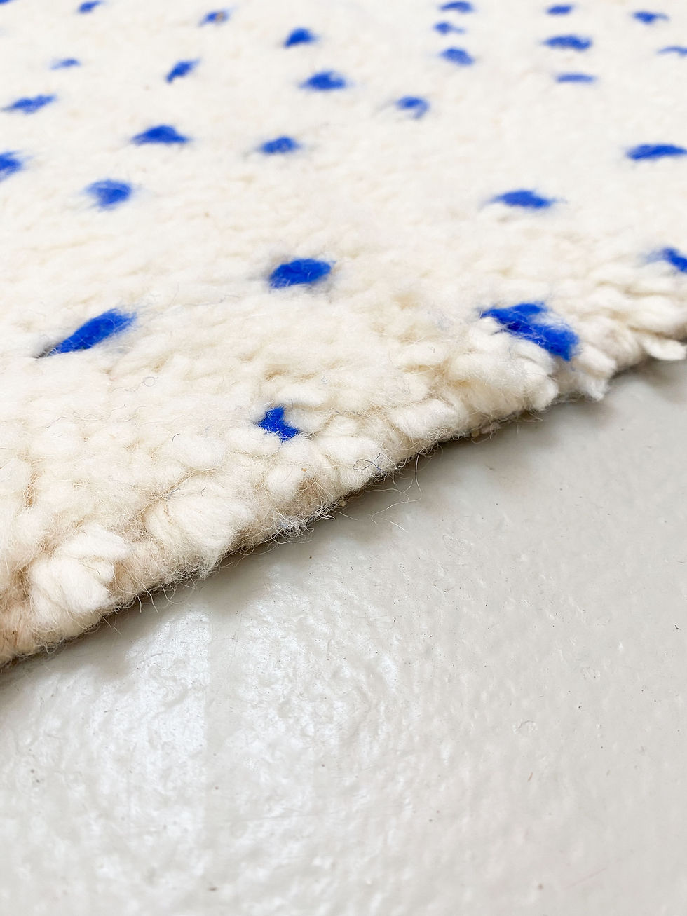 Miniature : Tapis berbère Beni Ouarain écru à pois bleu majorelle 3,04x1,92m