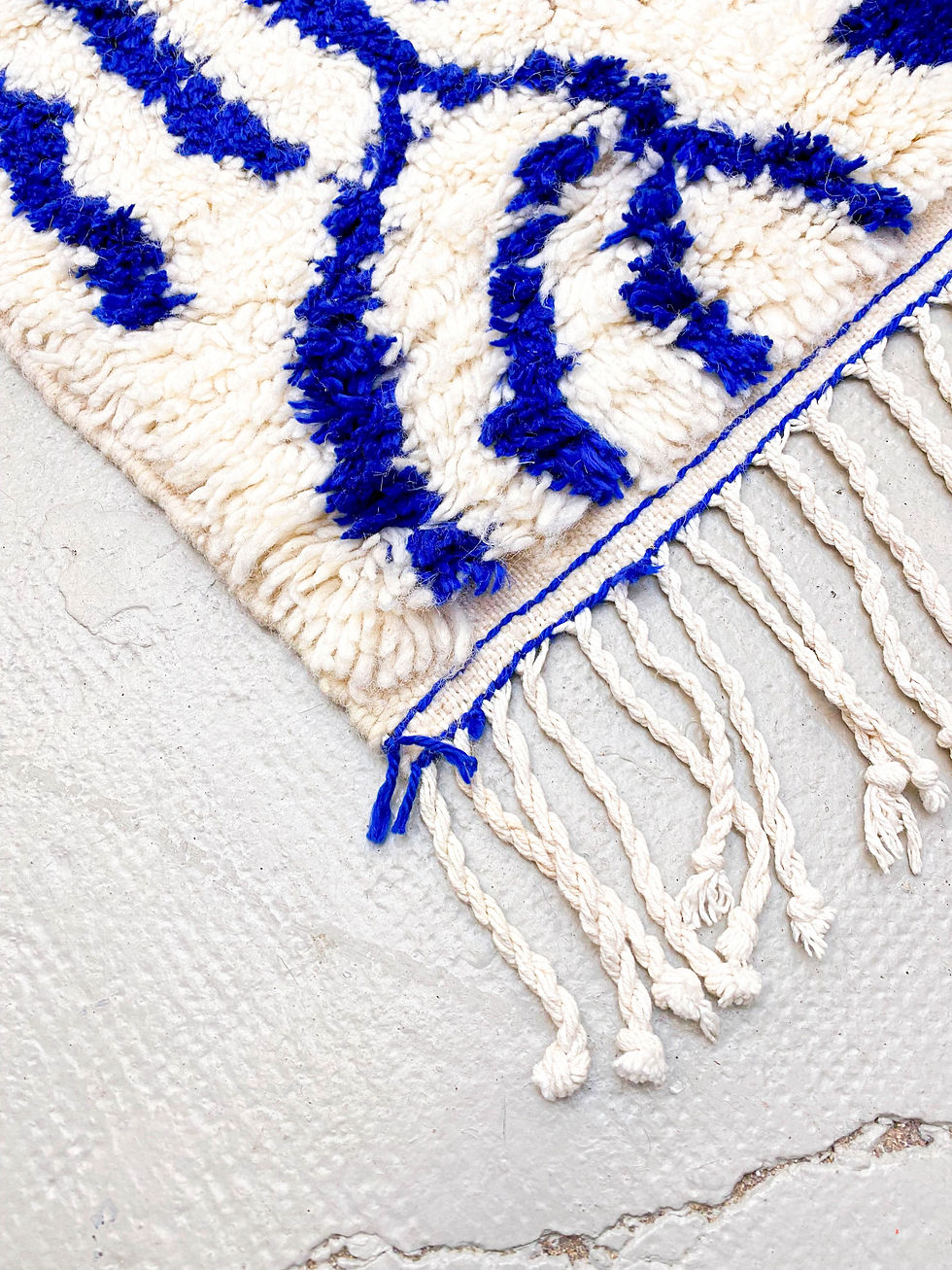 Miniatur: Ecru Azilal Berber-Teppich mit Majorelle-Blau-Motiven, 2,92 x 1,92 m