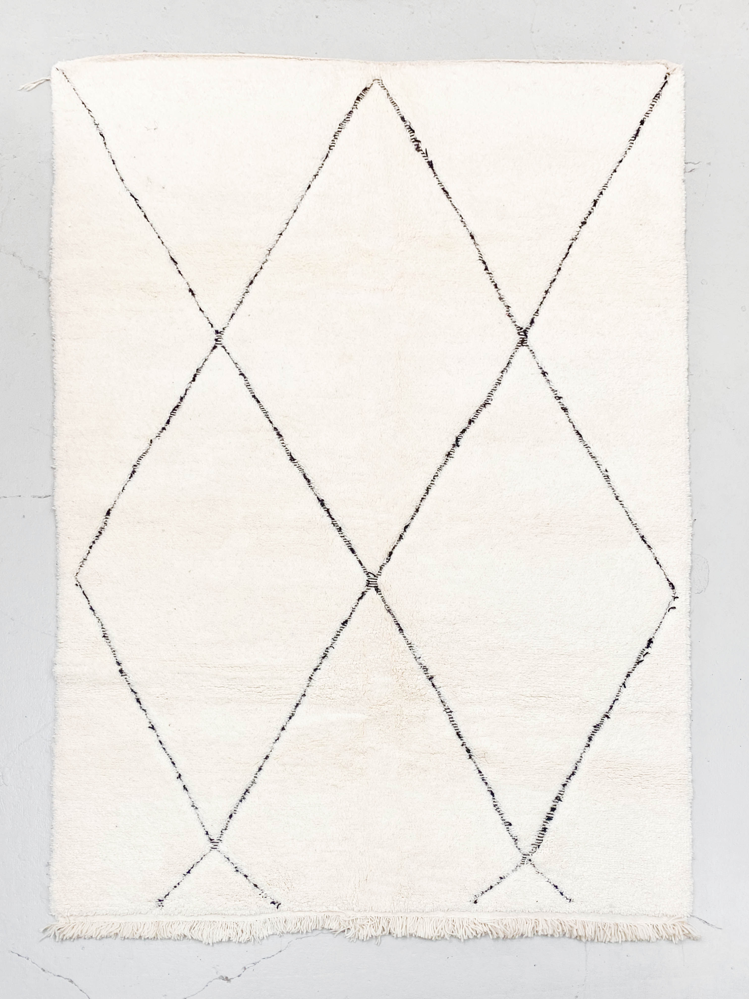 Tapis berbère Beni Ouarain écru à losanges noirs gravés 3,14x2,22m