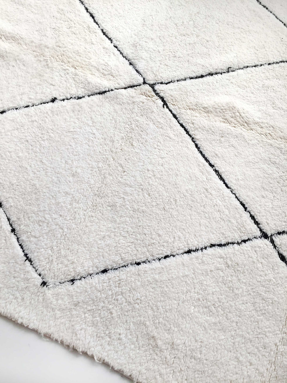 Miniature : Tapis berbère Beni Ouarain écru à losanges noirs gravés 2,95x2,25m