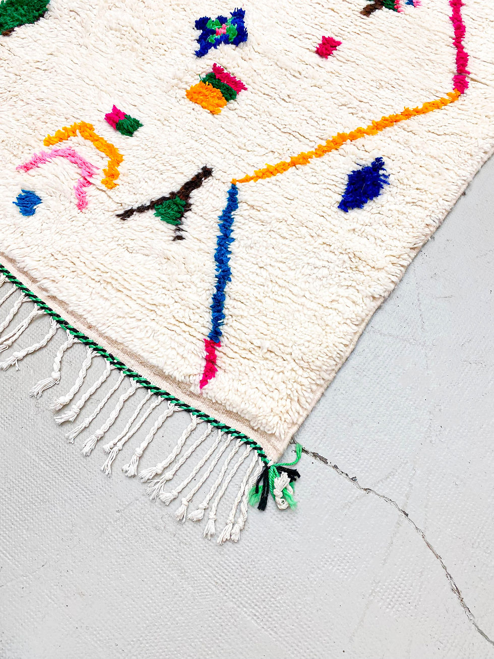 Miniature : Tapis berbère Azilal écru à motifs colorés 3,04x1,90m