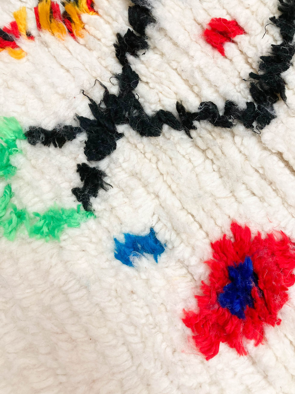 Miniature : Tapis berbère Azilal écru à motifs colorés 1,46x0,95m