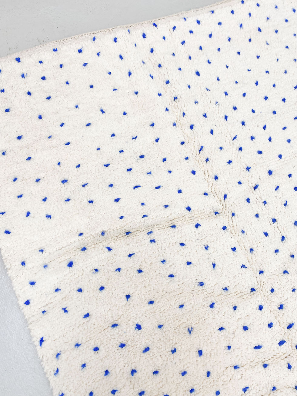 Miniature : Tapis berbère Beni Ouarain écru à pois bleu majorelle 3,04x1,92m