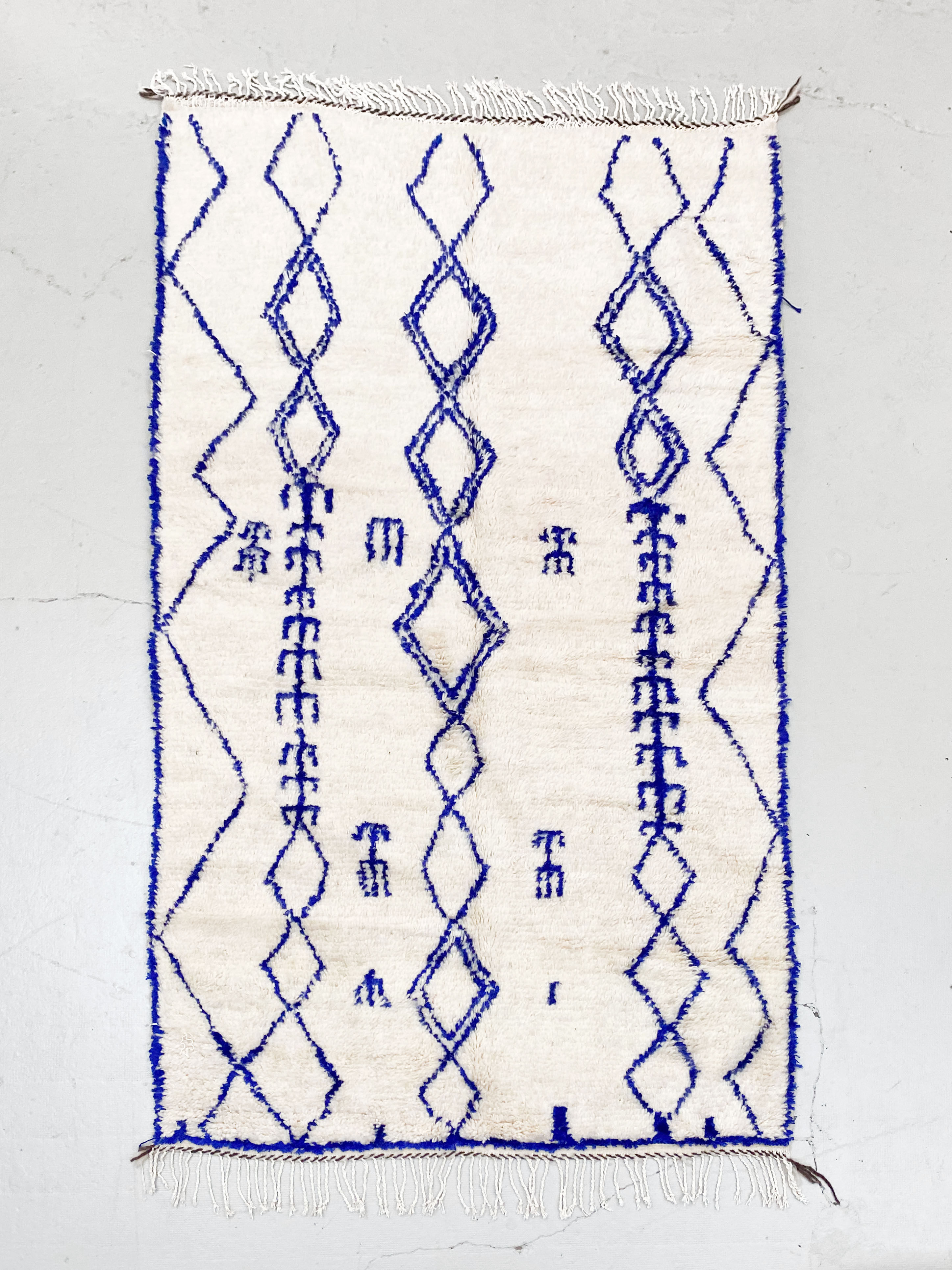 Tapis berbère Azilal écru à motifs bleu majorelle 2,60x1,50m