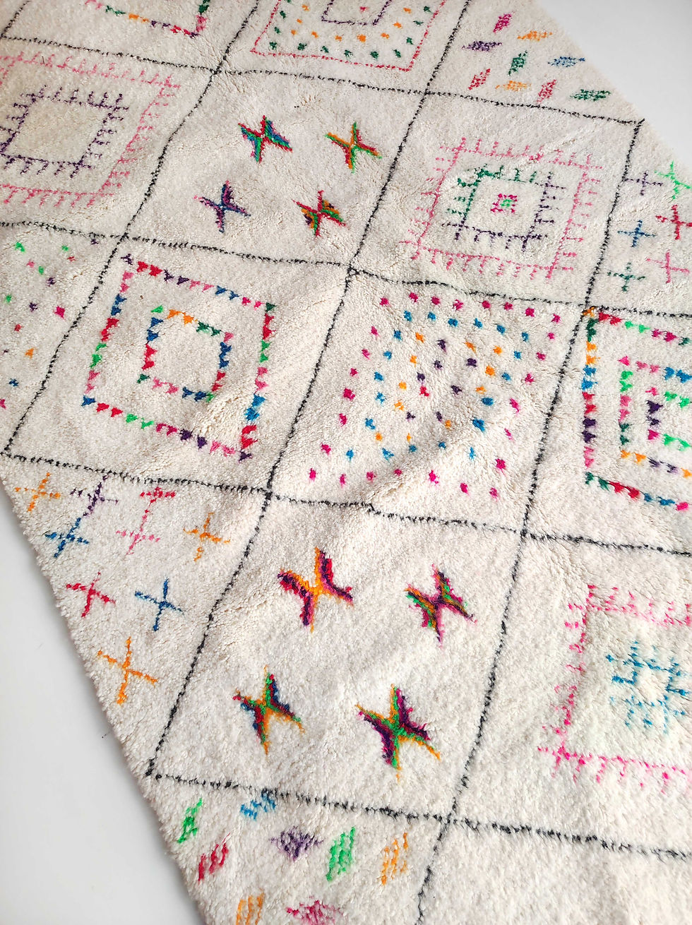 Miniature : Tapis berbère Azilal écru à losanges noirs et motifs 2,59x1,63m