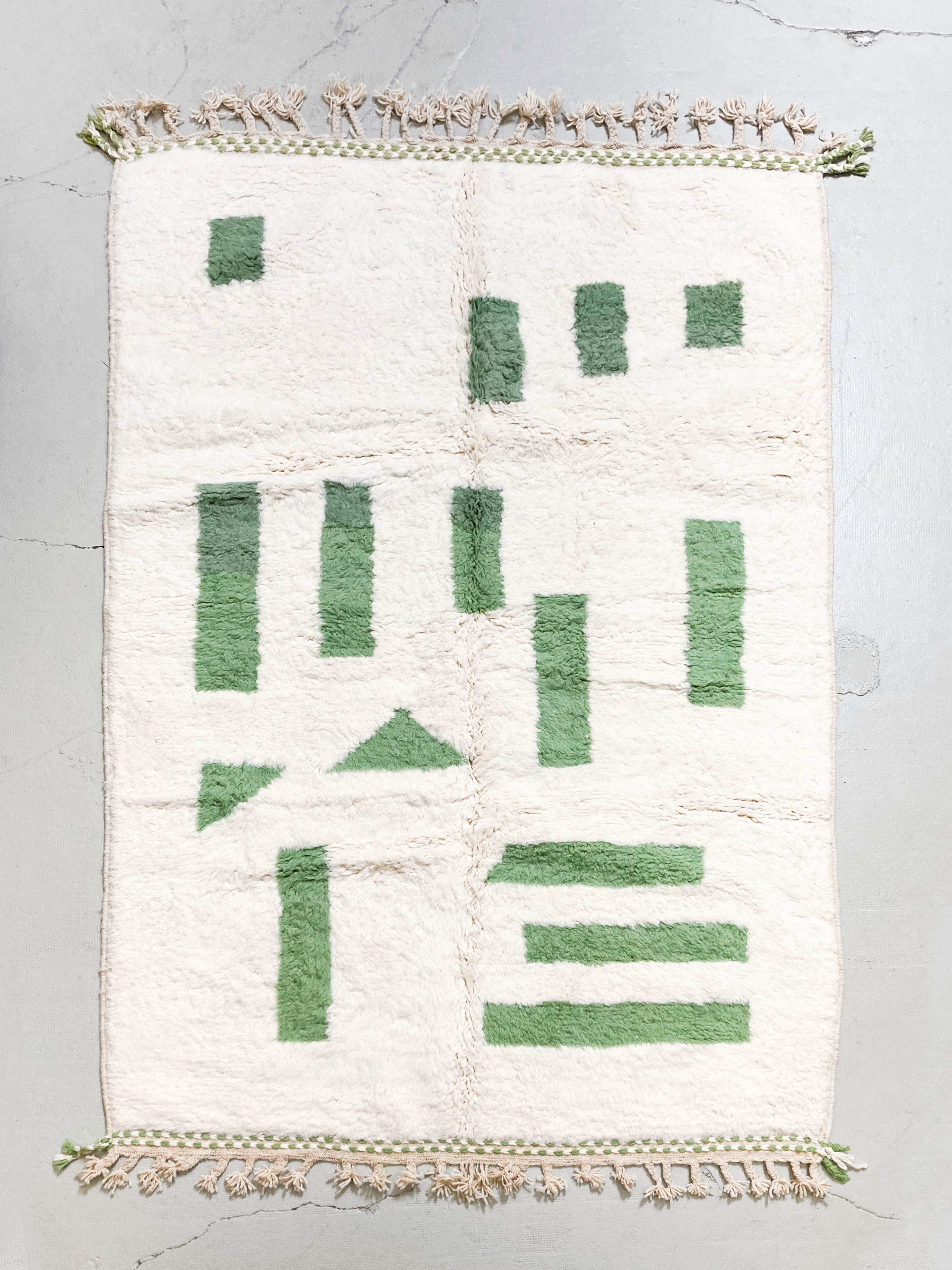 Tapis berbère Beni Ouarain écru à motifs verts 2,43x1,65m