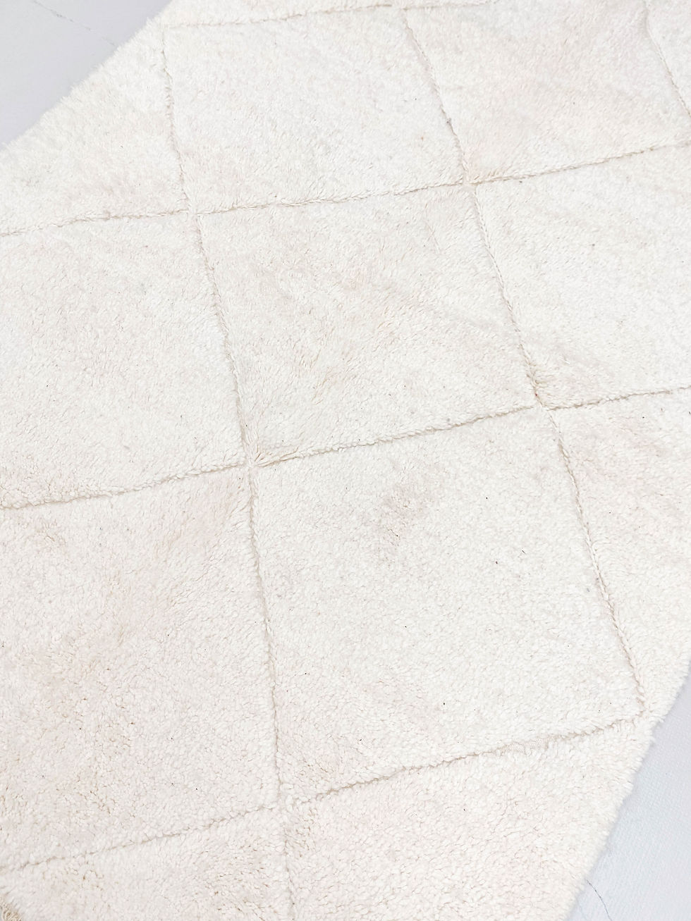 Miniatur: Schlichter ecrufarbener Beni Ouarain Berberteppich mit eingravierten Rauten, 2,35 x 1,60 m