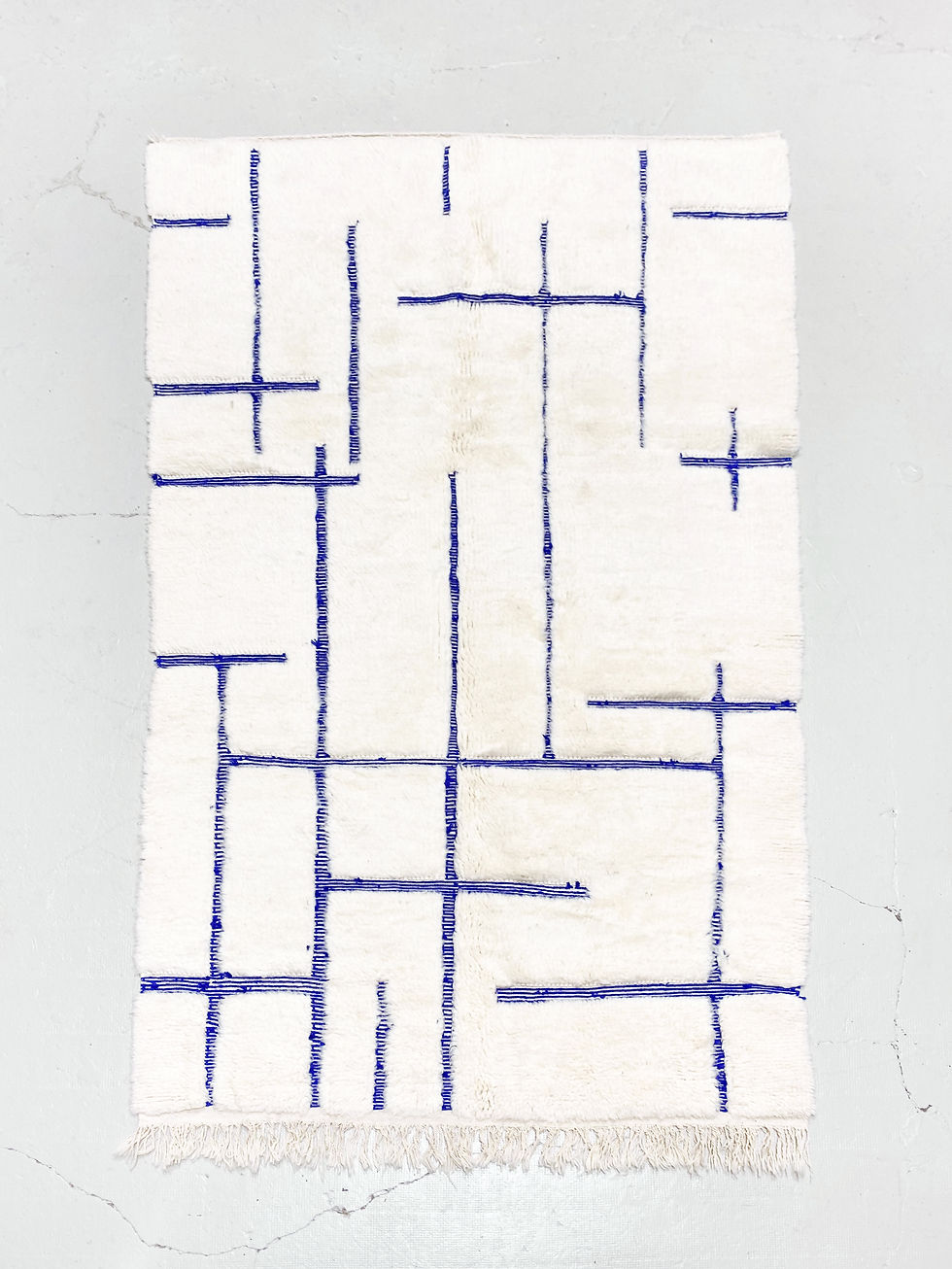 Miniature : Tapis berbère Beni Ouarain écru à motifs bleu majorelle gravés 2,58x1,58m