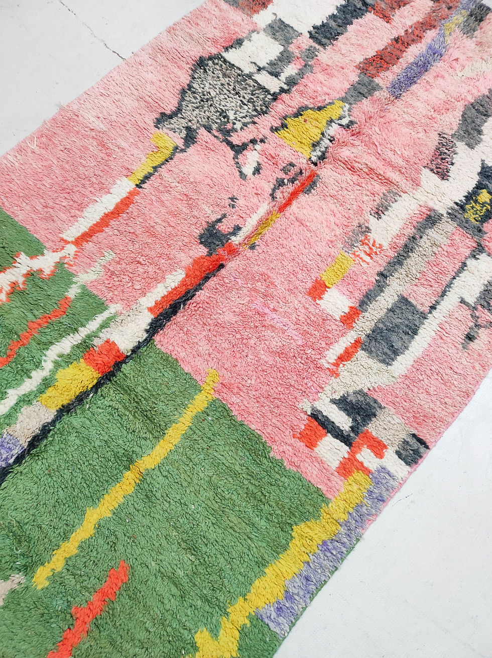 Miniatur: Grüner und rosa Boujaad-Berberteppich mit farbenfrohen Mustern, 2,49 x 1,45 m