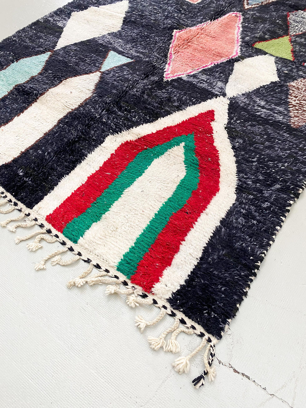Miniature : Tapis berbère Boujaad noir à motifs colorés 2,83x2,03m