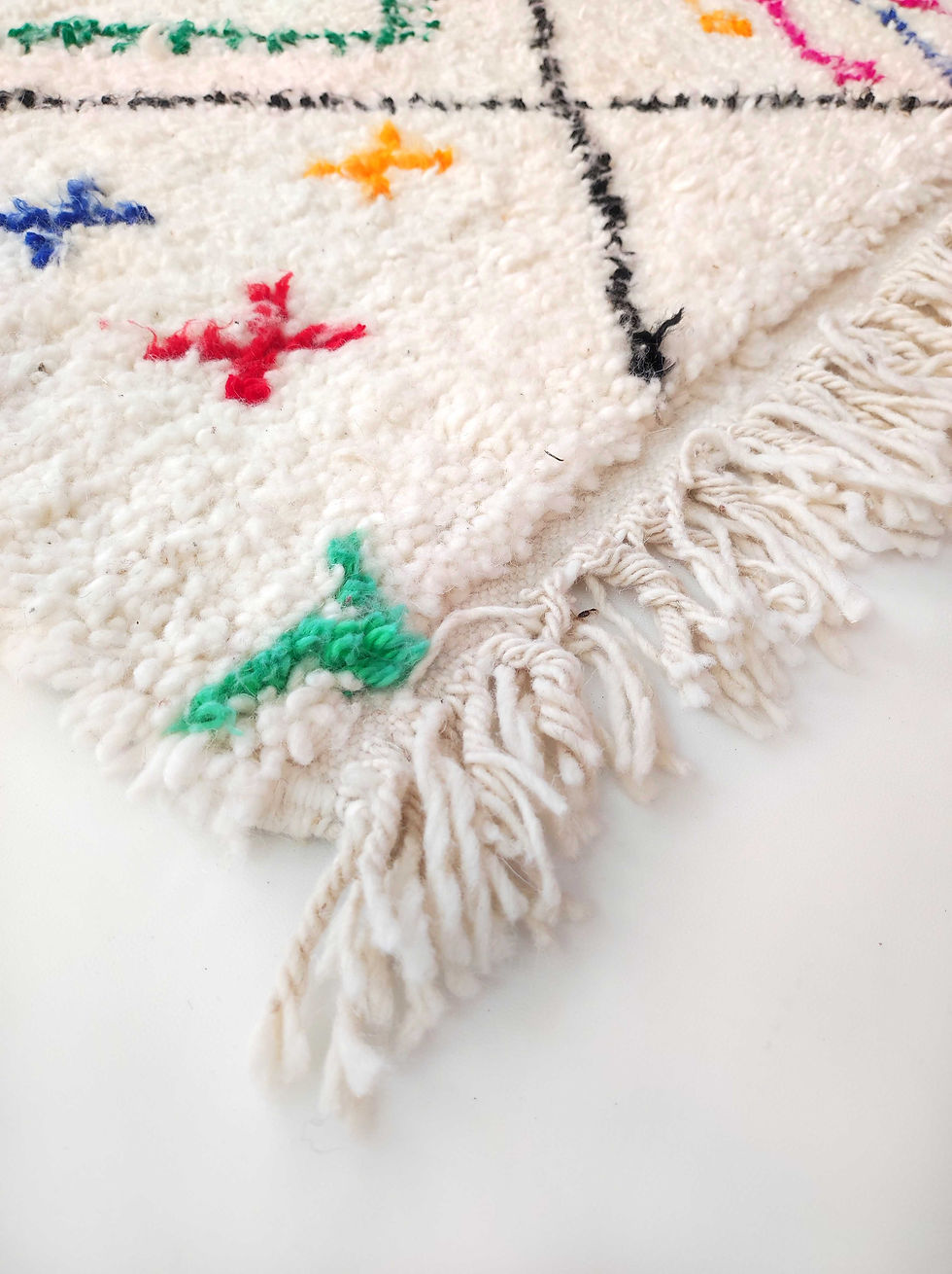 Miniature : Tapis berbère Azilal écru à losanges noirs et motifs 2,50x1,57m