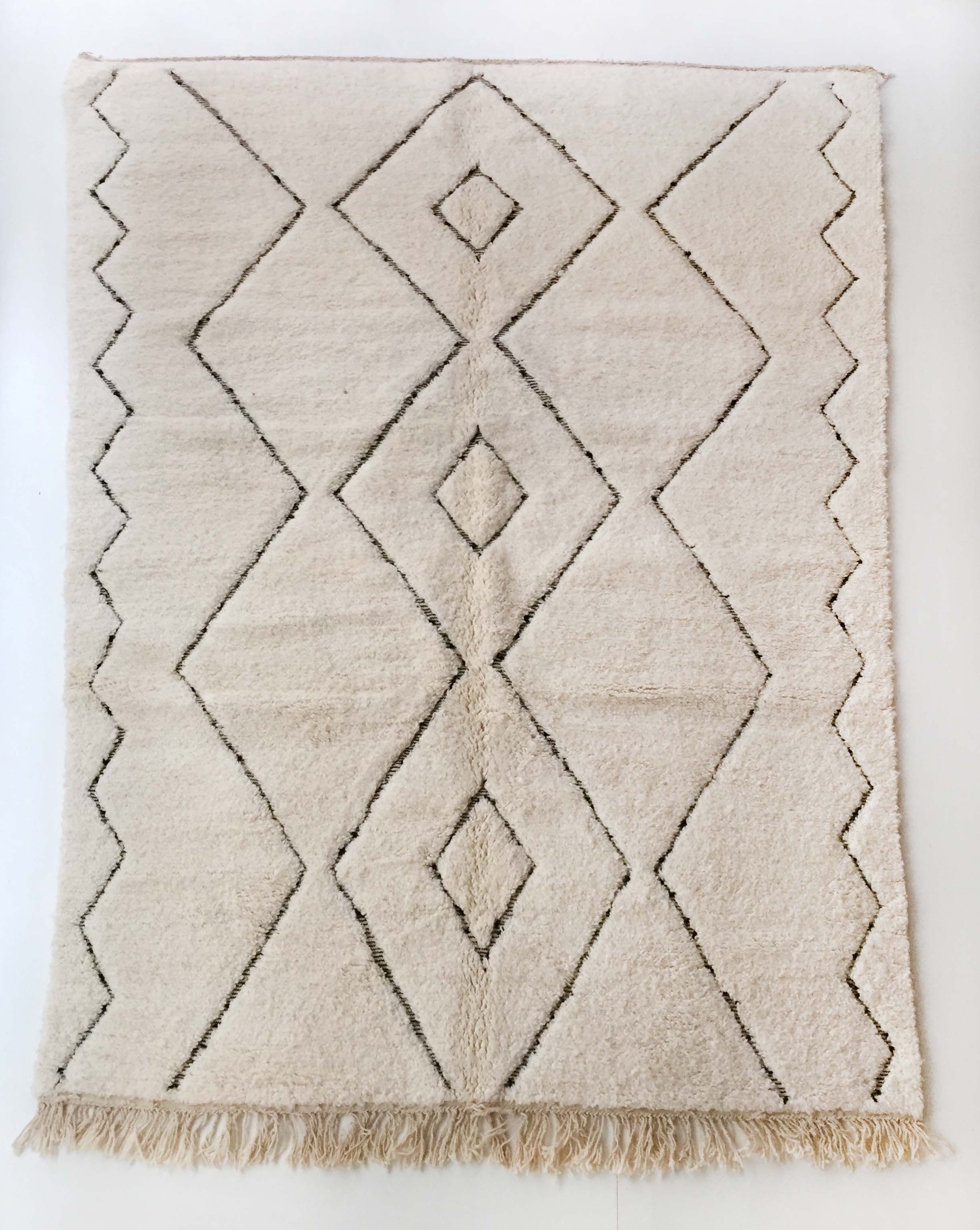 Tapis berbère Beni Ouarain écru à losanges noirs gravés 3,05x2,02m