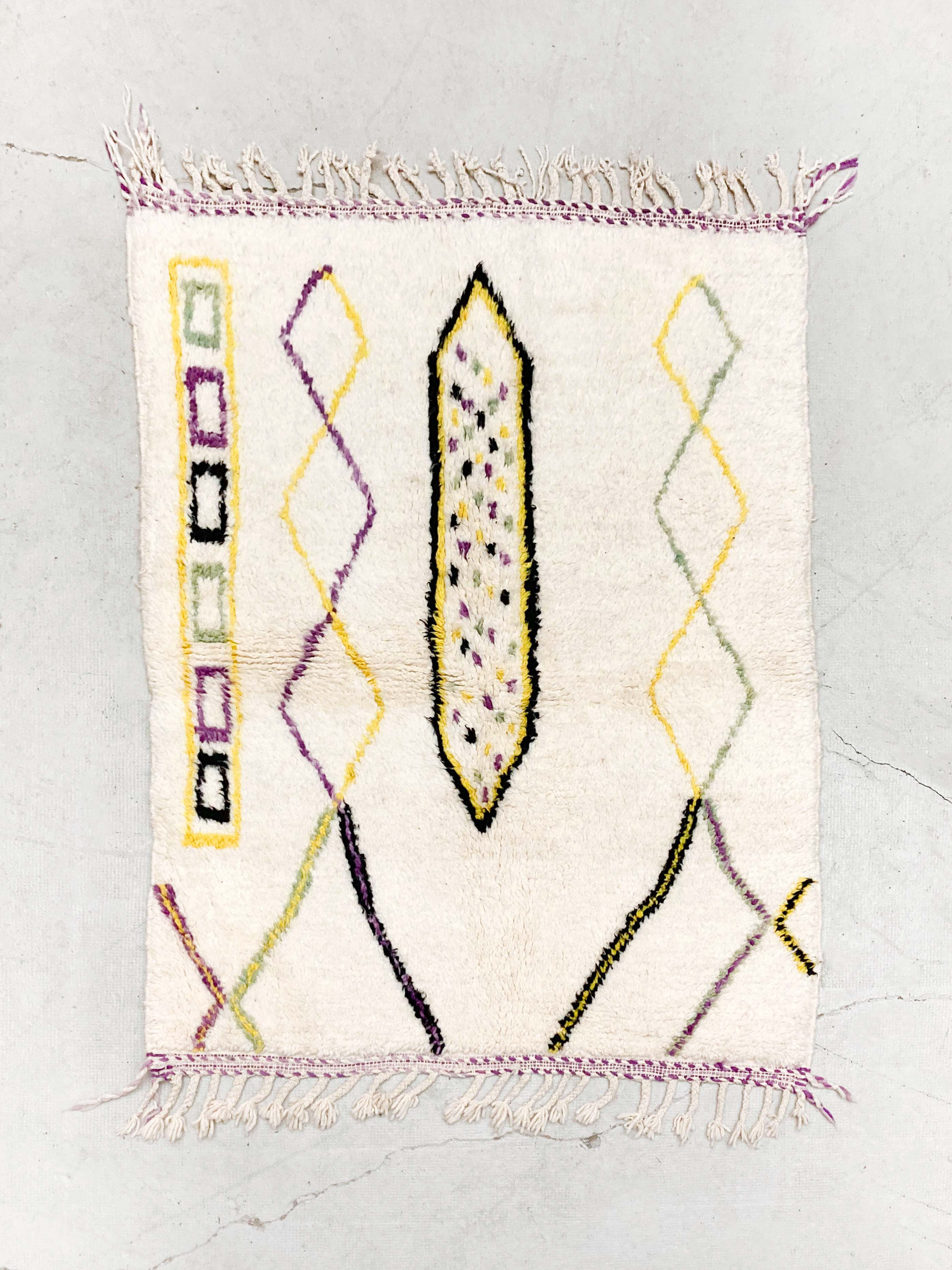 Tapis berbère Beni Ouarain écru à motifs colorés 1,44x1,13m