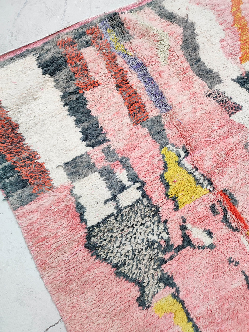 Miniatur: Grüner und rosa Boujaad-Berberteppich mit farbenfrohen Mustern, 2,49 x 1,45 m