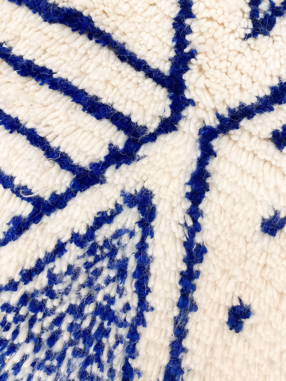 Miniature : Tapis berbère Azilal écru à motifs bleu majorelle 3,13x2m