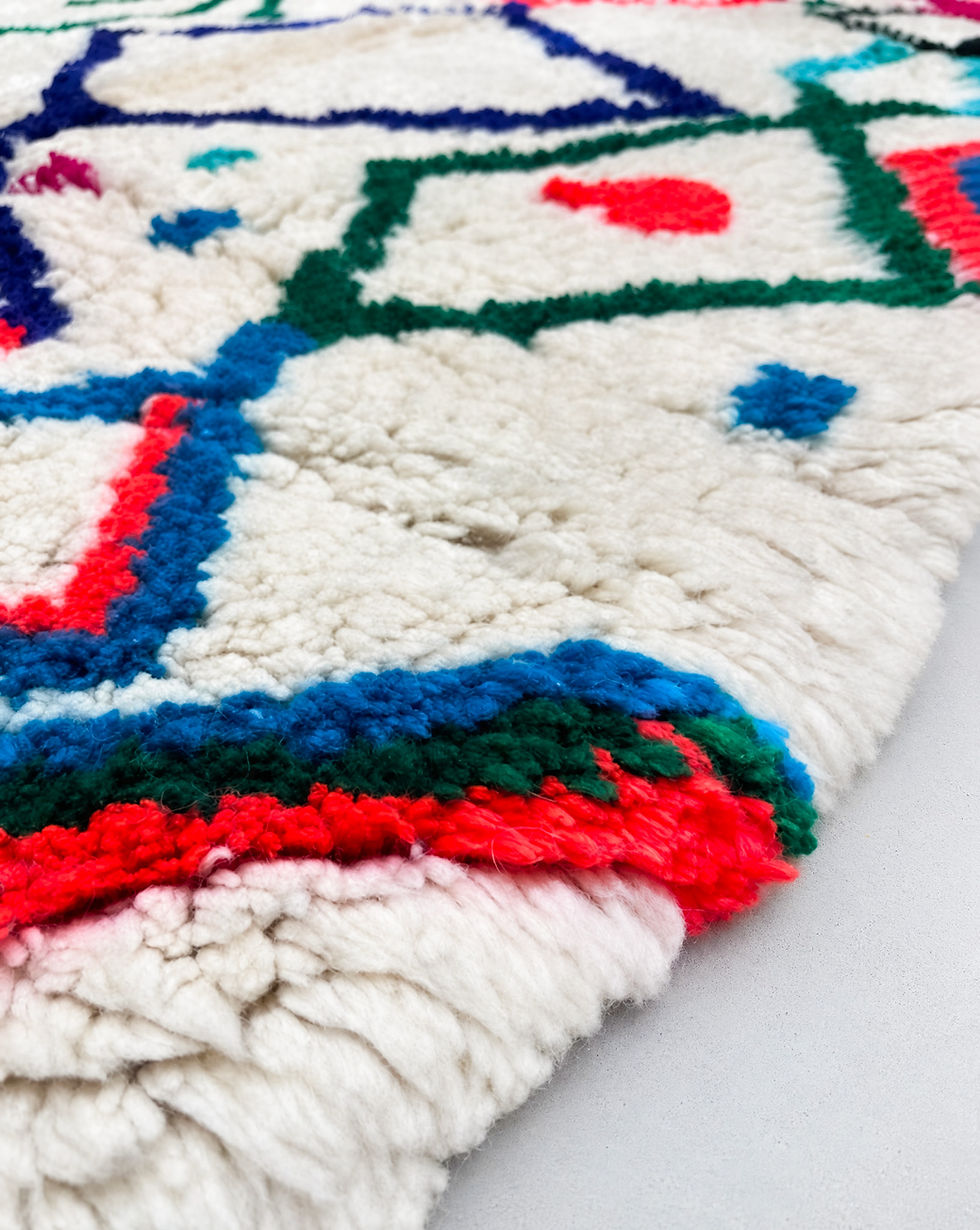 Miniatura: Alfombra bereber Azilal color crudo con coloridos estampados, 2,37 x 1,62 m