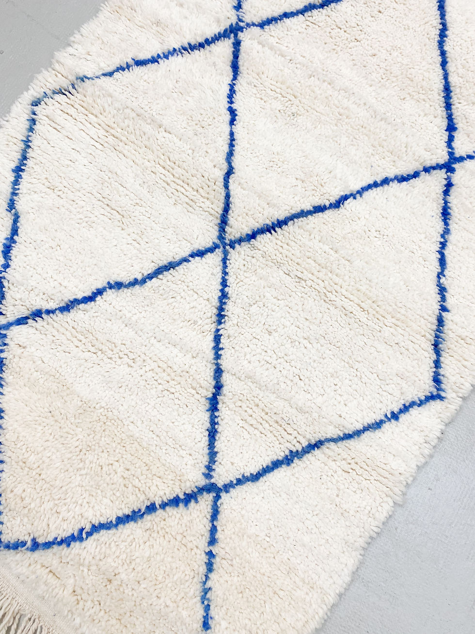 Miniatur: Ecrufarbener Beni Ouarain Berberteppich mit Majorelle-blauen Rauten, 1,44 x 1 m