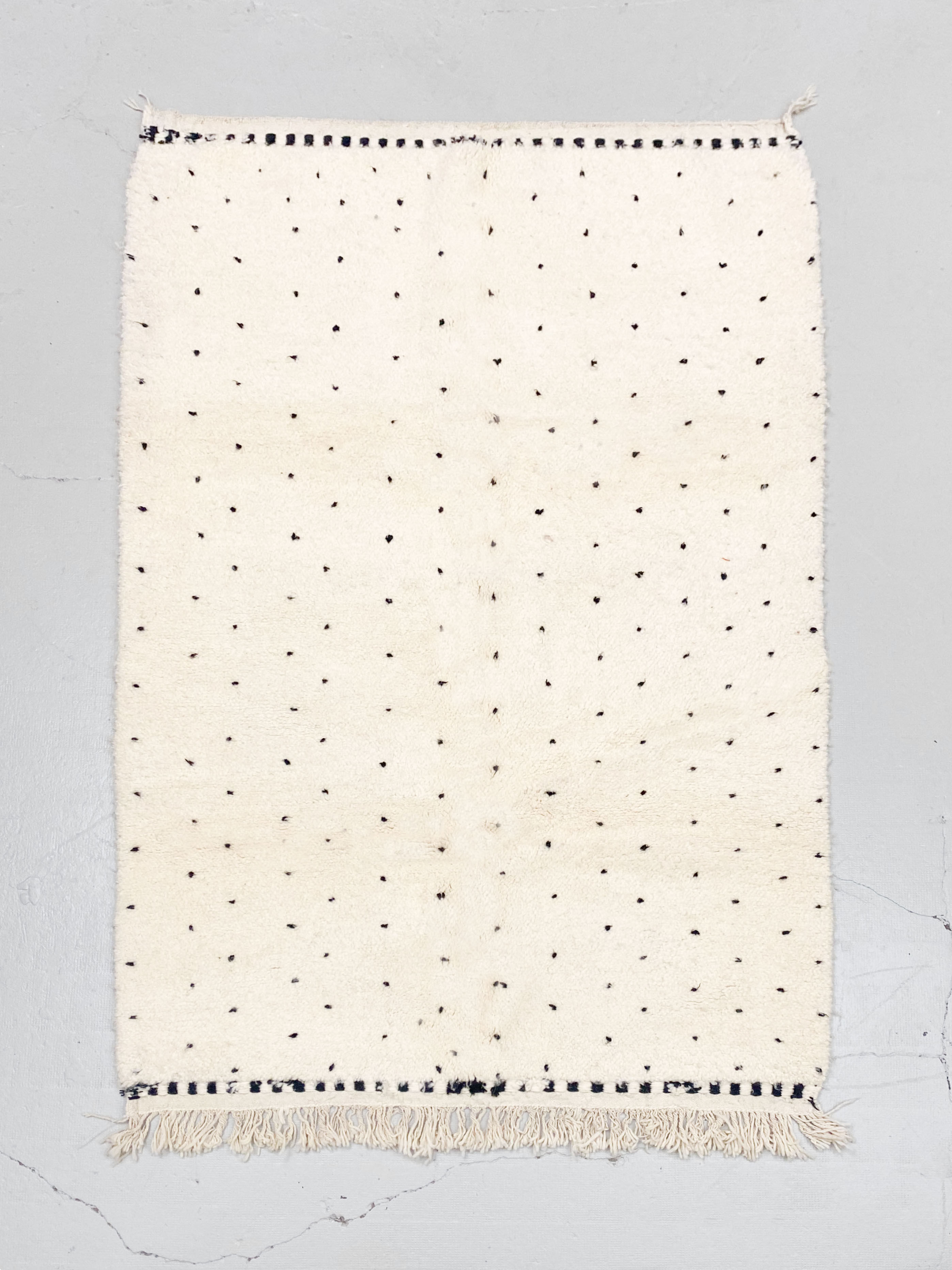 Tapis berbère Beni Ouarain écru à pois noirs 2,42x1,55m