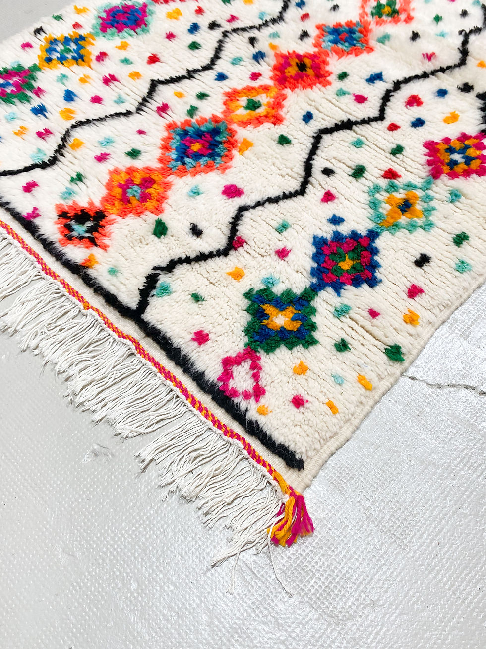 Miniature : Tapis berbère Azilal écru à motifs colorés 1,54x0,98m