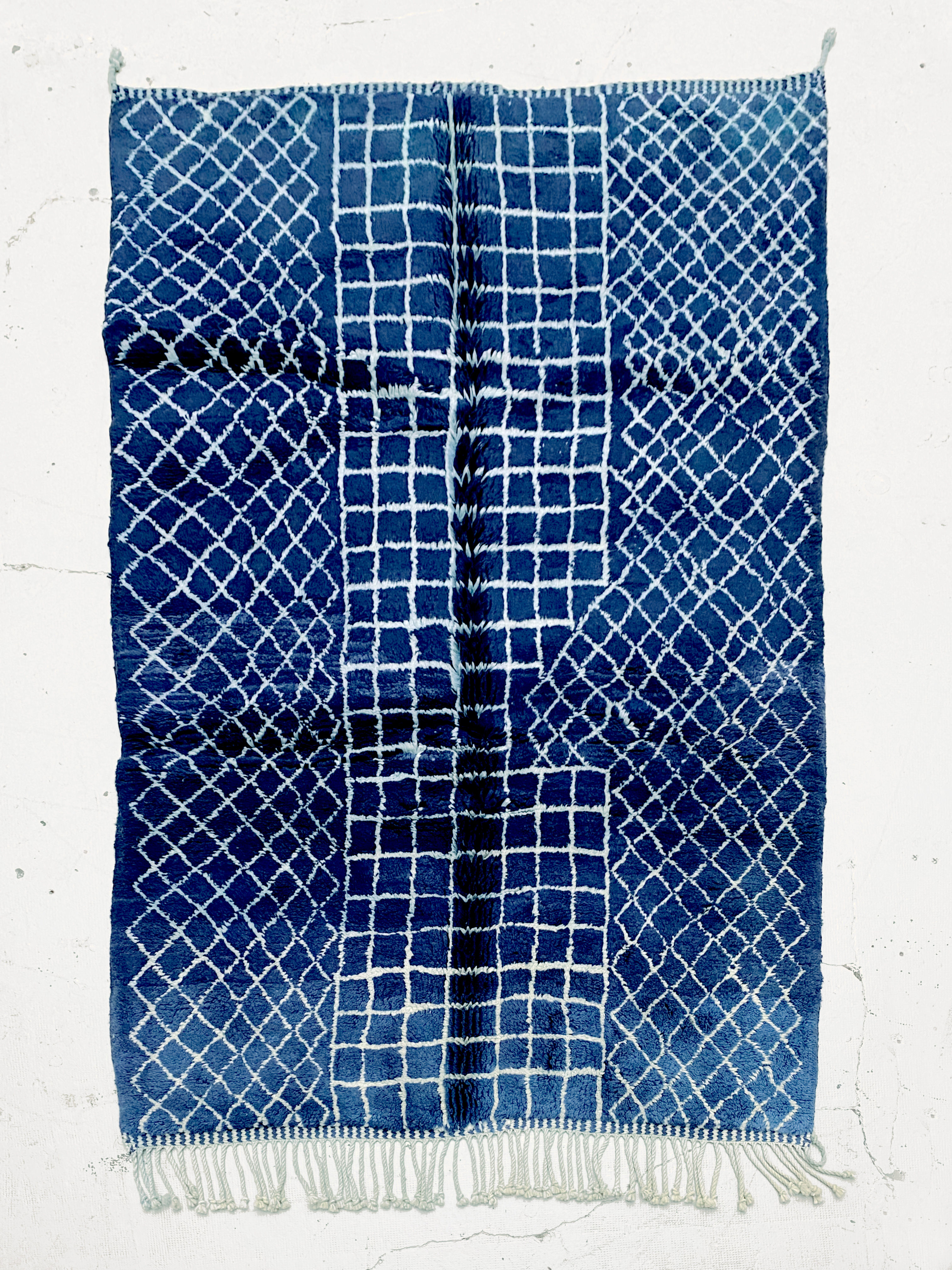 Tapis berbère M'rirt bleu à motifs écrus 2,43x1,47m