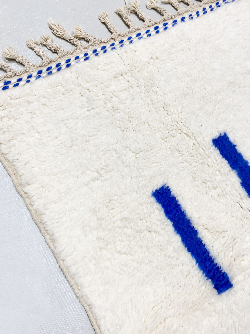 Miniature : Tapis berbère Beni Ouarain écru à motifs bleu majorelle 1,47x1,12m