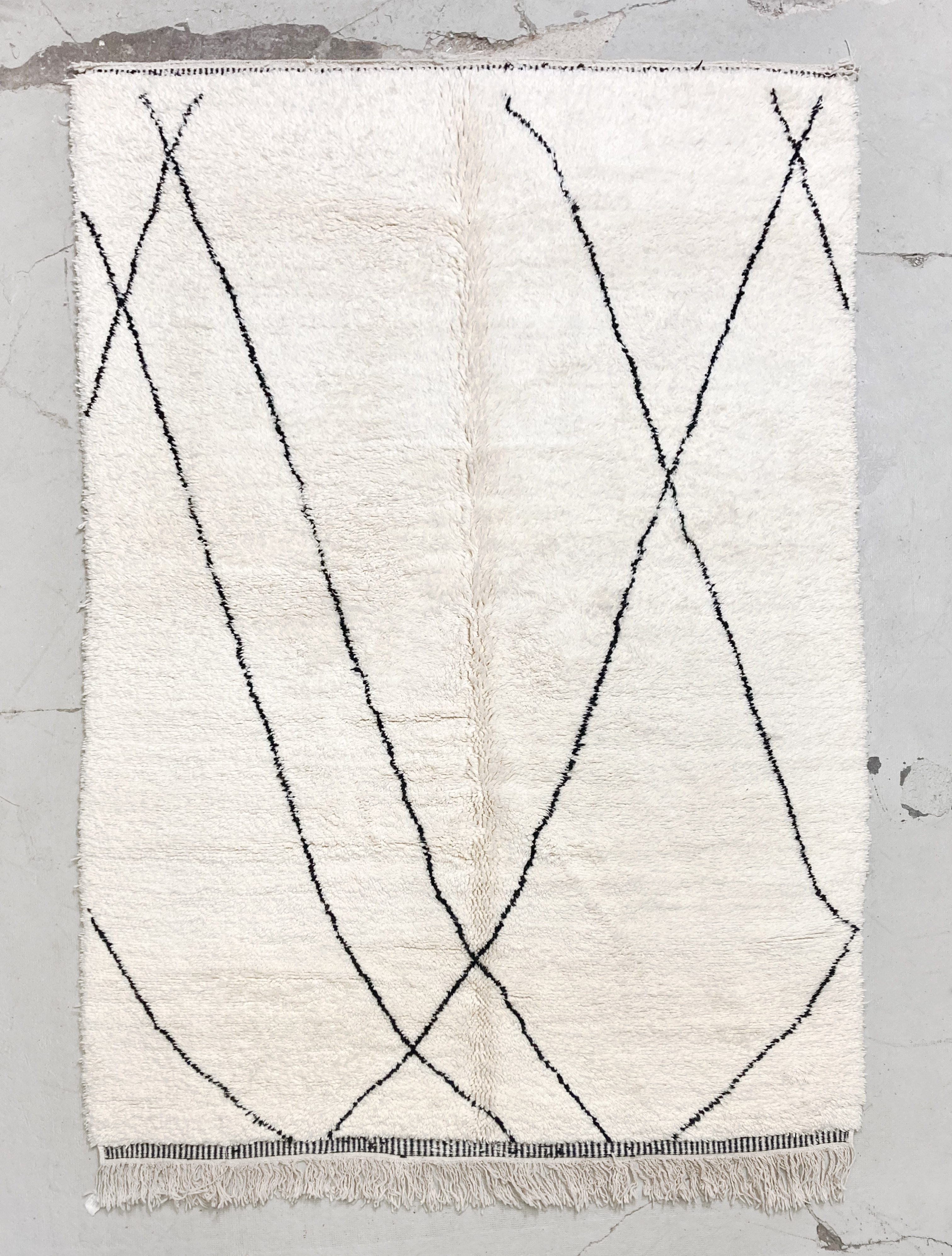 Tapis berbère Beni Ouarain écru à motifs noirs 3,08x2,03m