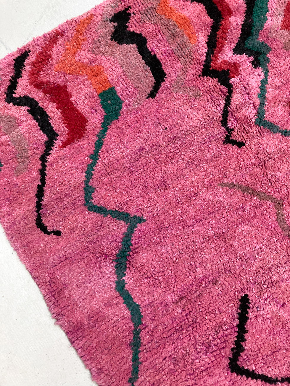 Miniature : Tapis berbère Boujaad rose à motifs colorés 2,59x1,54m
