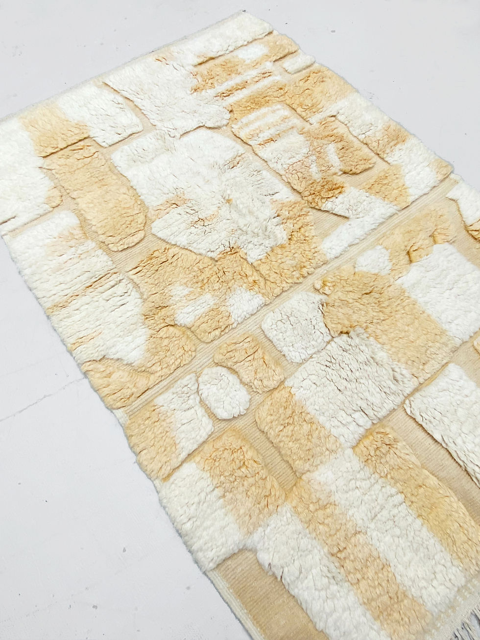 Miniatur: Ecrufarbener und gelber Beni Ouarain Berberteppich mit eingravierten Motiven, 2,47 x 1,58 m