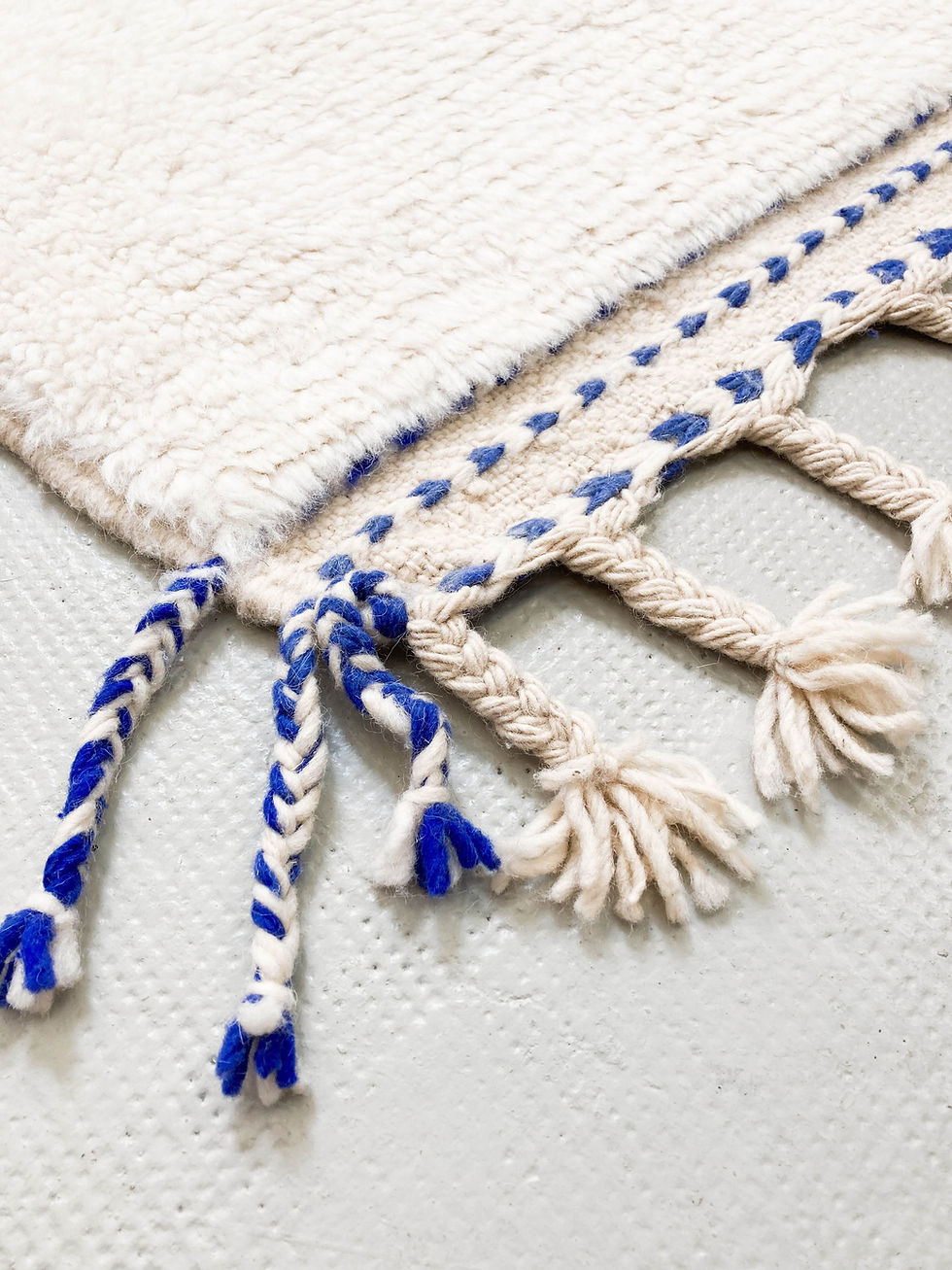 Miniature : Tapis berbère Beni Ouarain écru à motifs bleu majorelle 2,35x1,80m
