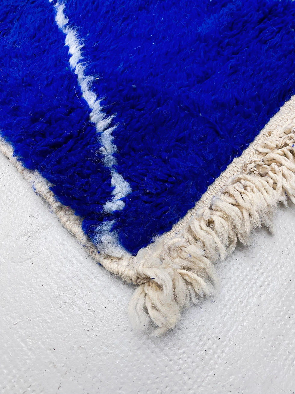 Miniature : Tapis berbère Beni Ouarain bleu majorelle à losanges écrus 1,48x1,02m