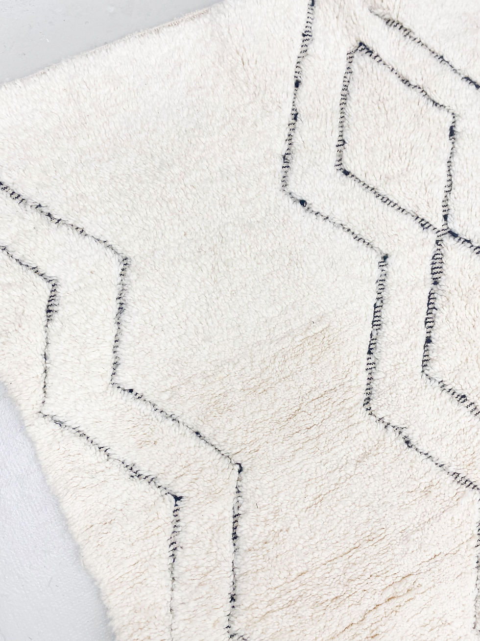 Miniature : Tapis berbère Beni Ouarain écru à losanges noirs gravés 2,05x1,65m