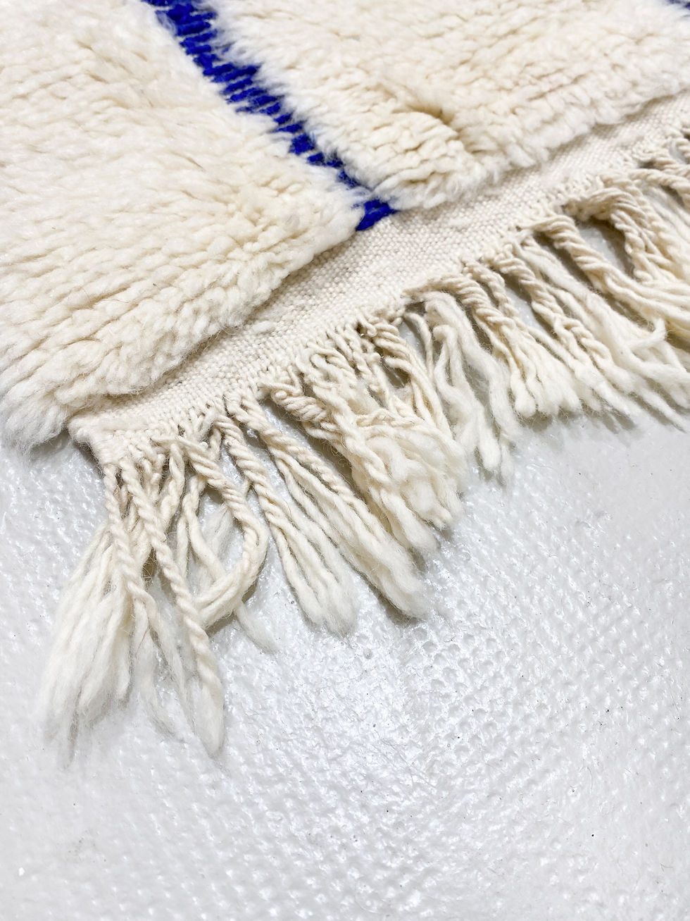 Miniature : Tapis berbère Beni Ouarain écru à motifs bleu majorelle gravés 2,58x1,58m