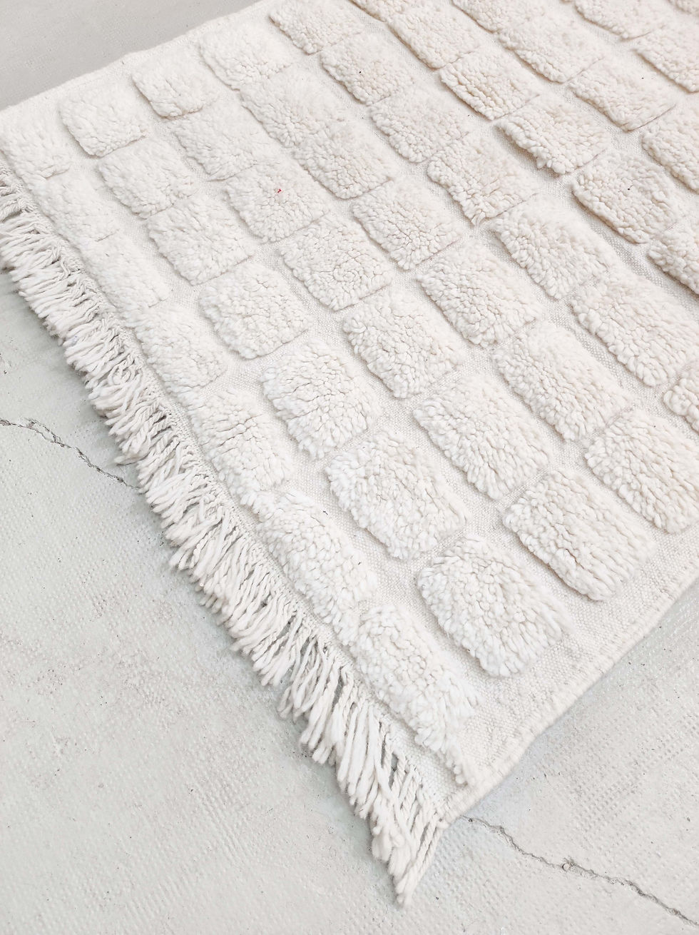Miniature : Tapis berbère Beni Ouarain écru uni à motifs gravés 1,44x1,08m