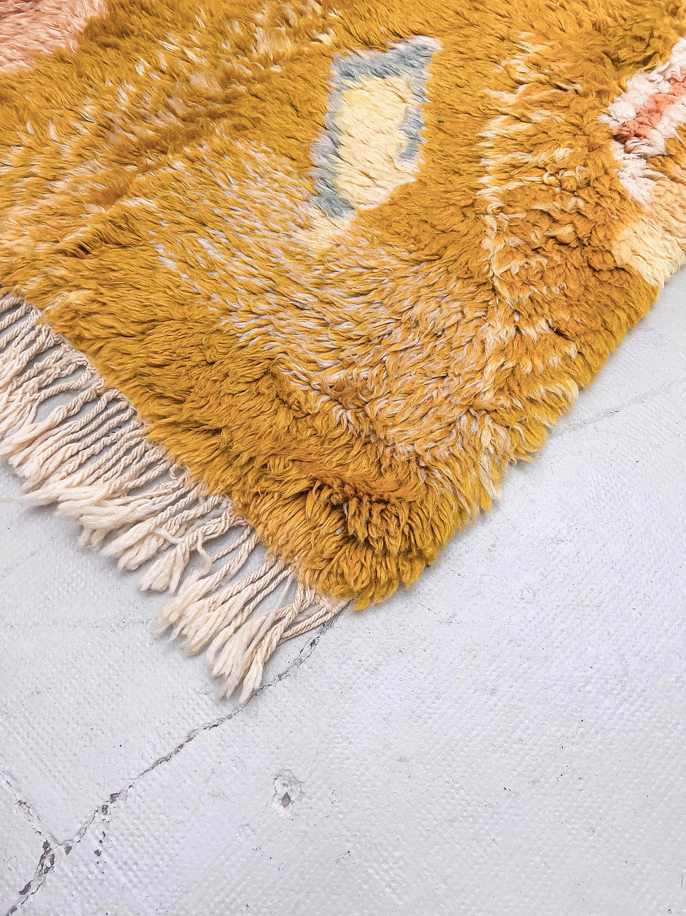Miniature : Tapis berbère Beni Ouarain écru à motifs ocres et bleus 2,55x1,58m