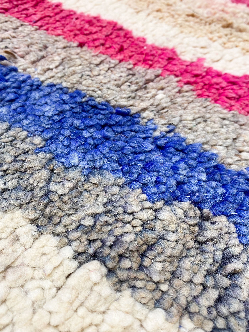 Miniatura: Alfombra bereber Boujaad con líneas coloridas, 1,36 x 1,14 m