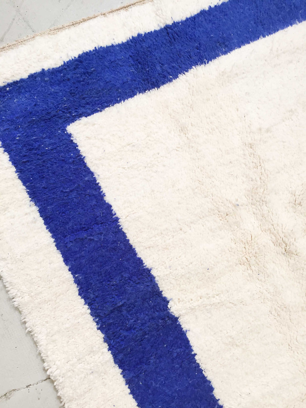Miniature : Tapis berbère Beni Ouarain écru à cadre bleu majorelle 2,53x1,63m