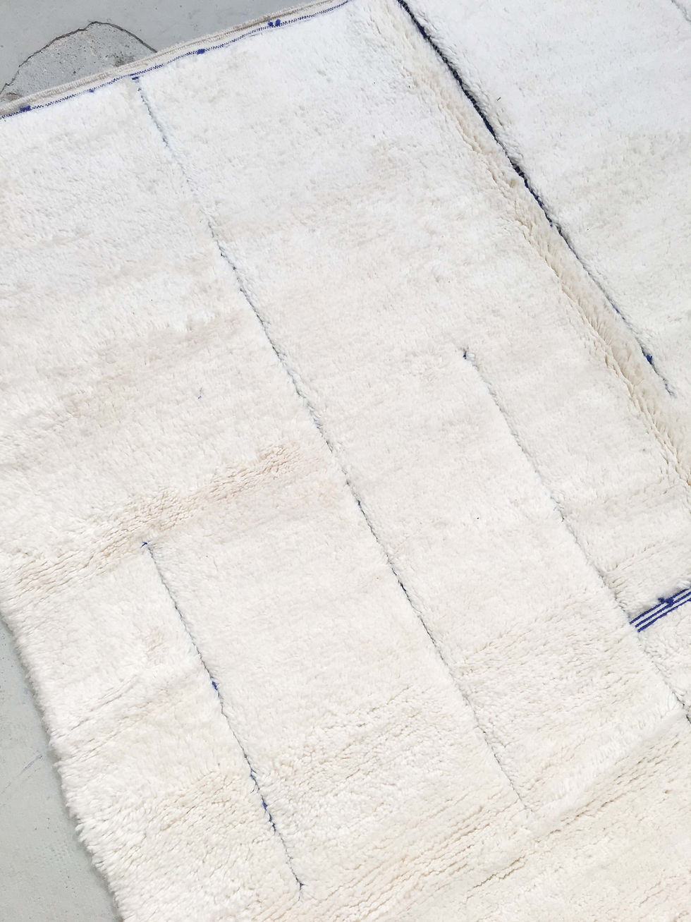 Miniature : Tapis berbère Beni Ouarain écru à motifs majorelle gravés 2,98x2,17m