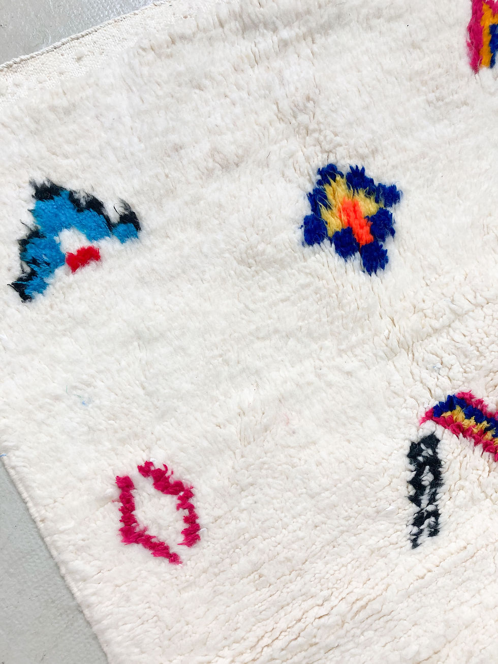 Miniature : Tapis berbère Azilal écru à motifs colorés 1,50x0,96m
