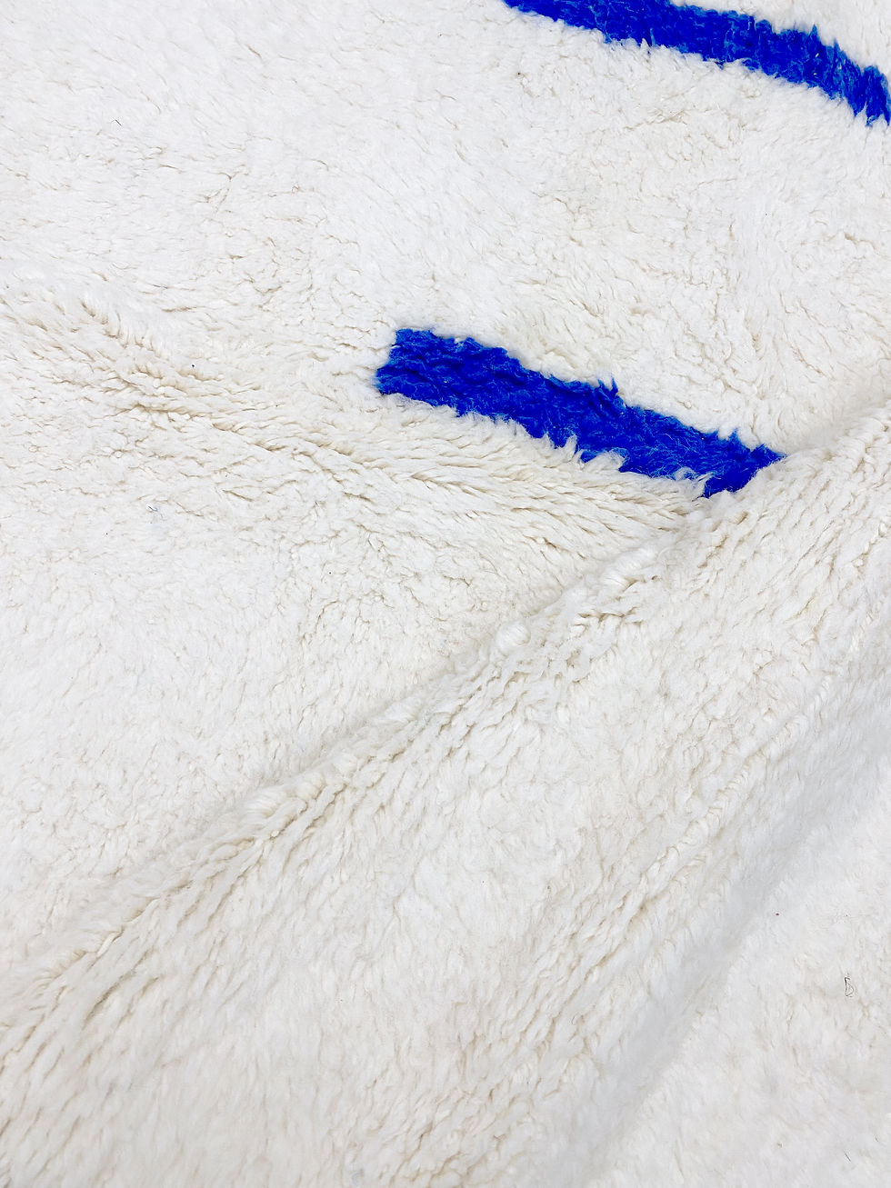 Miniatur: Beni Ouarain Berberteppich mit Majorelle-blauen Motiven, 2,42 x 1,73 m