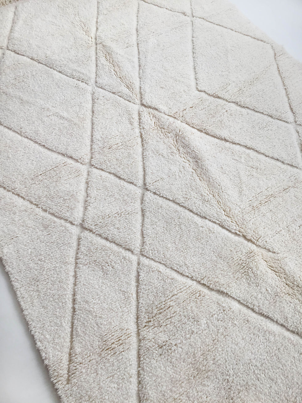 Miniatura: Alfombra bereber Beni Ouarain lisa de color crudo con motivos grabados, 3,02 x 2,10 m