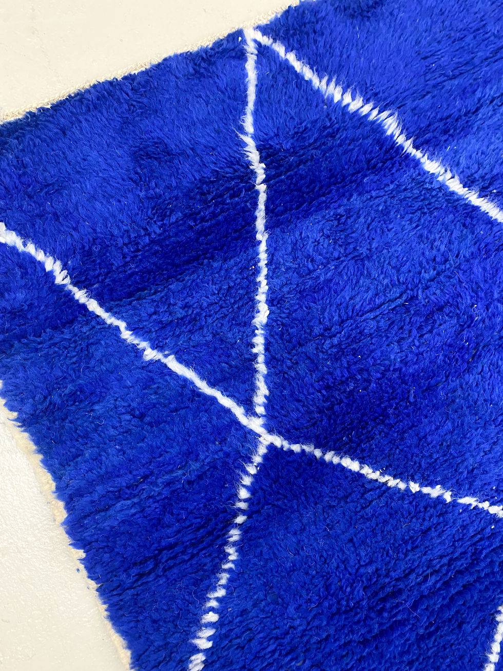 Miniature : Tapis berbère Beni Ouarain bleu majorelle à losanges écrus 1,53x1,04m