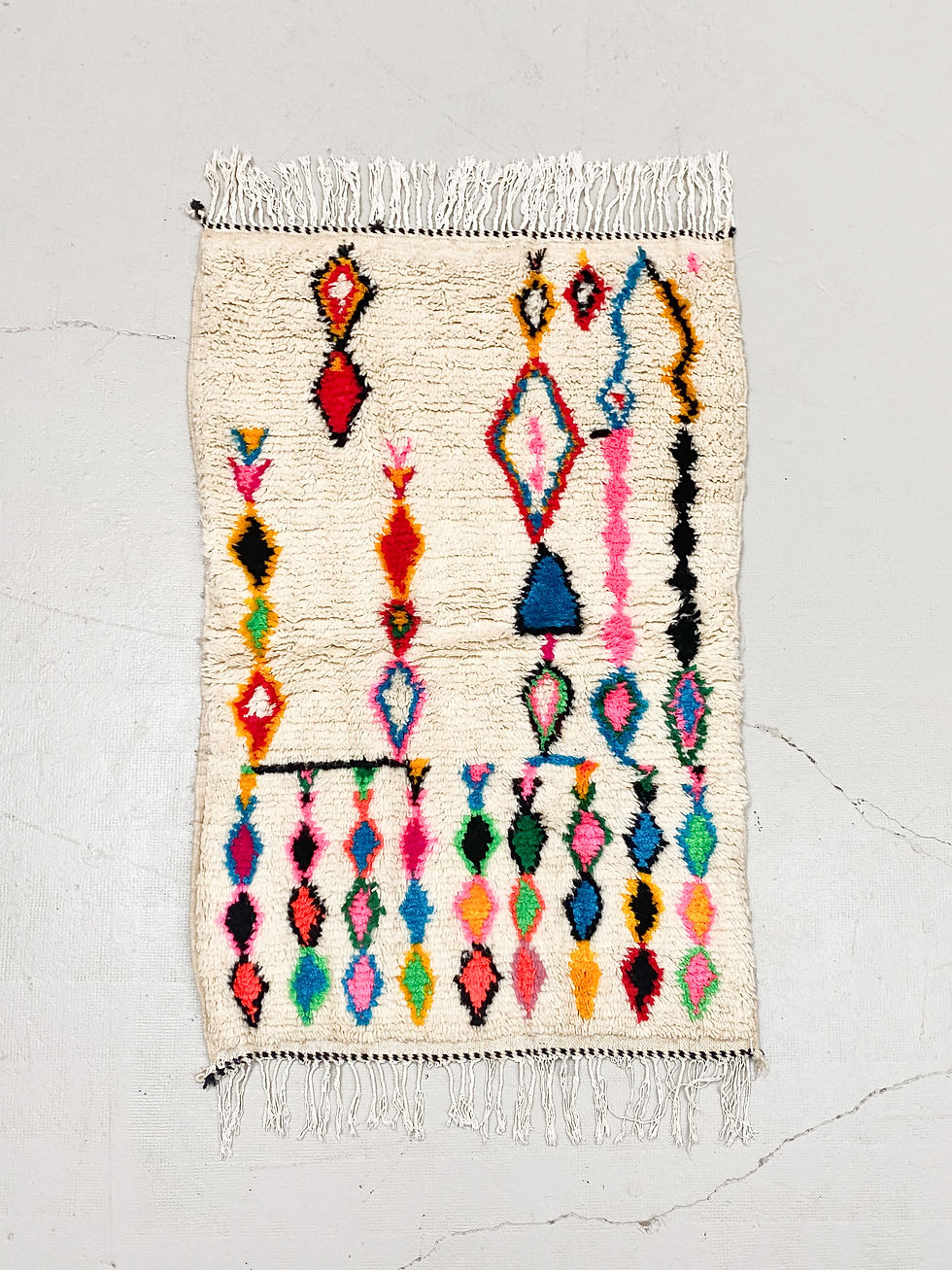 Miniature : Tapis berbère Azilal écru à motifs colorés 1,52x0,94m