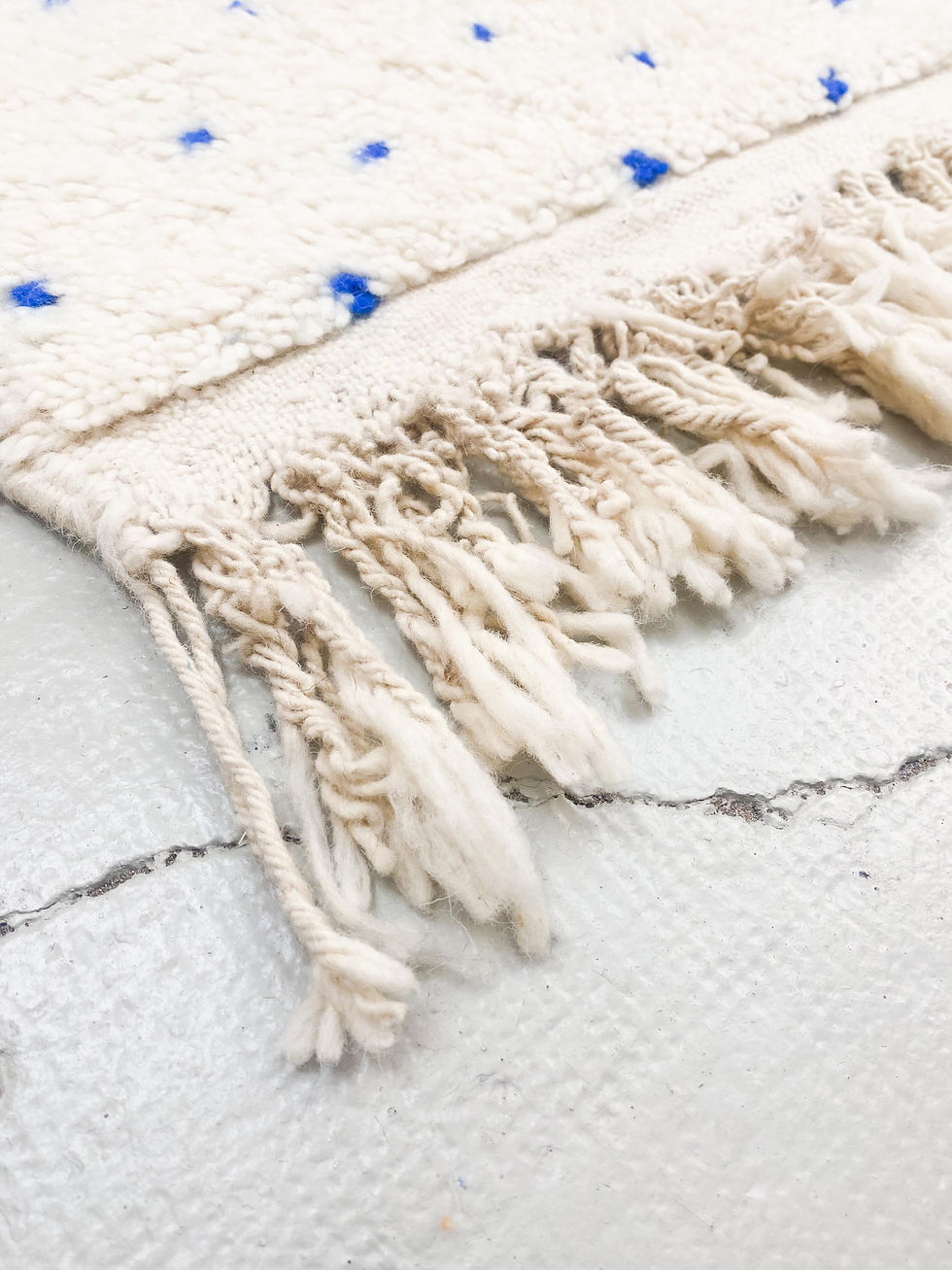 Miniature : Tapis berbère Beni Ouarain écru à pois bleu majorelle 2,48x1,42m