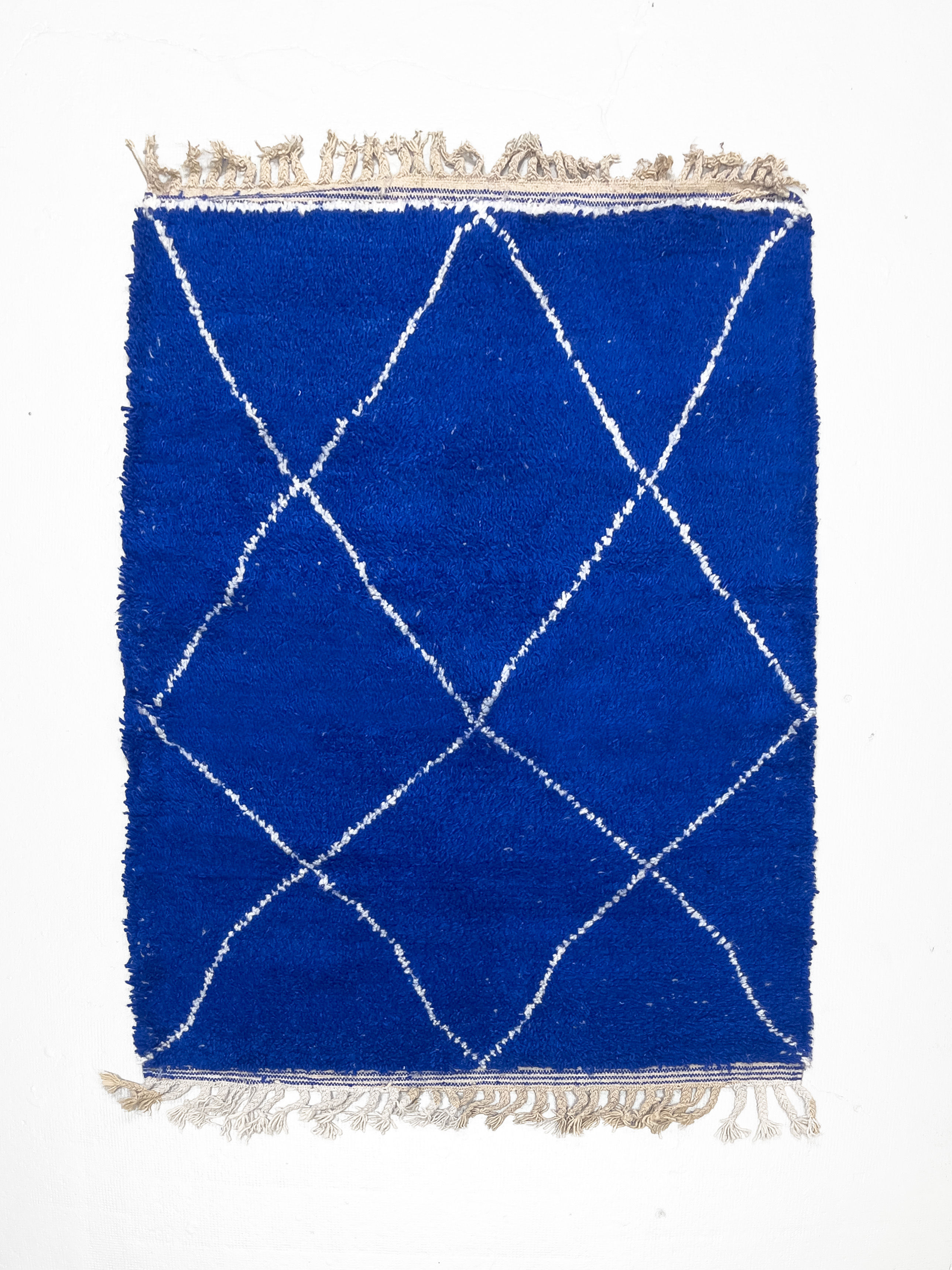 Tapis berbère bleu majorelle à losanges écrus 1,52x1,10m